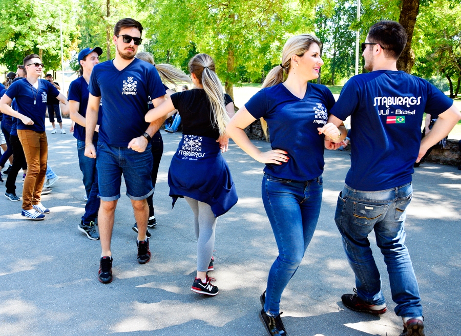 Brazīlijas deju kopas «Staburags» dalībnieki Bauskā iet latviešu rotaļās.
Autors: Ivars Bogdanovs