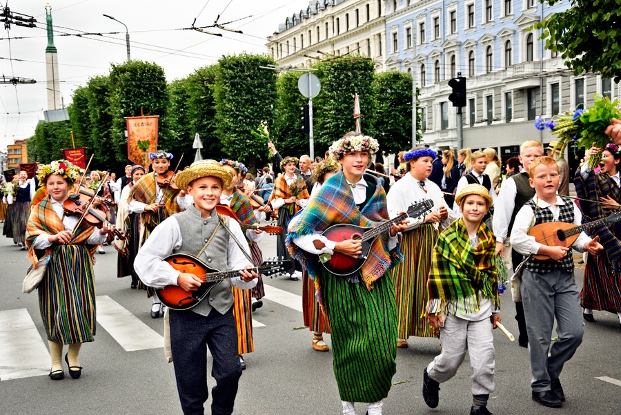 Iecavas folkloras kopai «Tarkšķi» gājienā smaidu nespēj sabojāt ne aukstums, ne lietus.
Autors: Ivars Bogdanovs