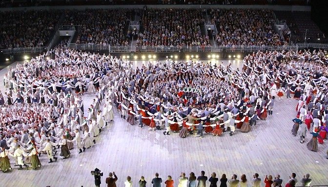 Koncerta programmas ass bija jautājums – kā rodas un kas rada latviešu skatuvisko deju? Atbildes koncerta apmeklētāji varēja rast, ieskatoties horeogrāfu dzīves gājumā un radītajās dejās un izzinot, kā dejas raksts sasaucas personību, laikmetu un iedvesmas avotiem.
Autors: skaties.lv