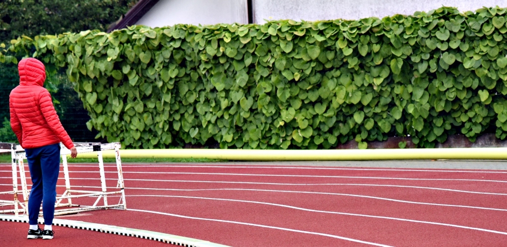 Uz skrejceļa izveidojušies daži kūkumi. Tos var novērot pēc izlocītajām līnijām.
Autors: Uldis Varnevičs