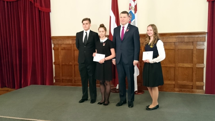 Konkursa «Mana kā Valsts prezidenta uzruna Latvijas dzimšanas dienā» uzvarētāji pieņemšanā pie prezidenta Raimonda Vējoņa – Nikolajs Buličovs, Klēra Kuļikauska un Paula Silava.
Autors: no albuma