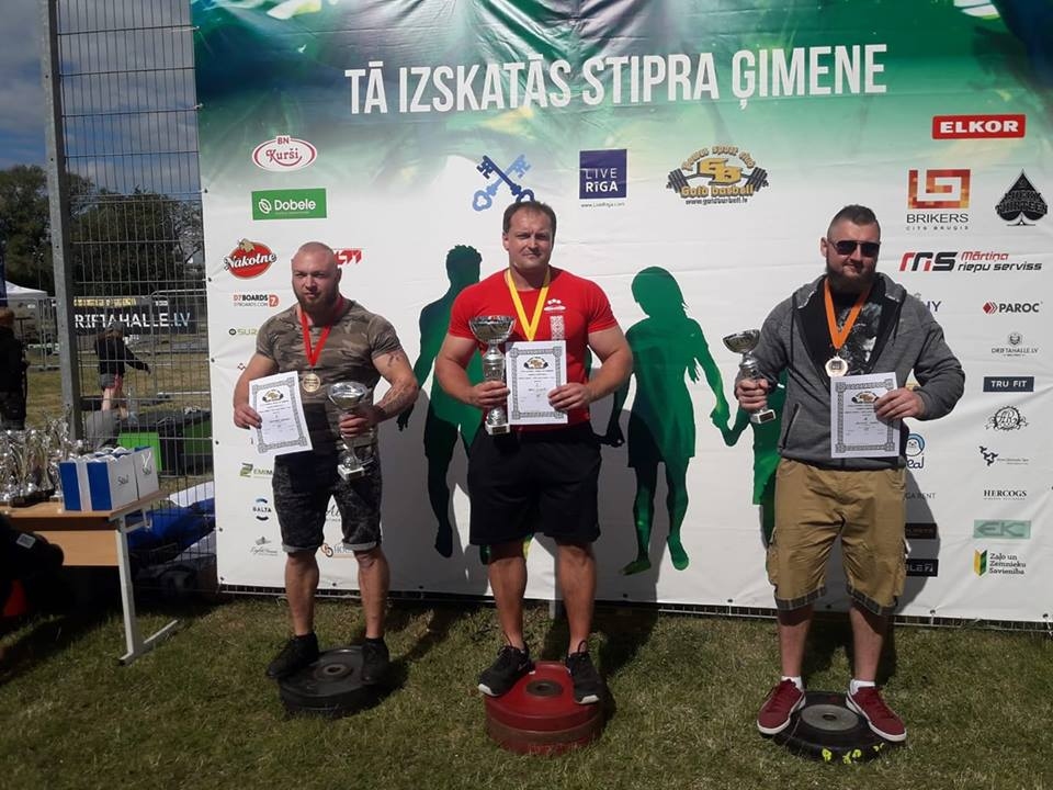 Pilsrundāles spēkavīrs Jānis Ilgavižs otro reizi šogad laboja sev piederošo pasaules rekordu, paceļot 405 kg smagu «trap bar» stieni no zemes.
Autors: No albuma.