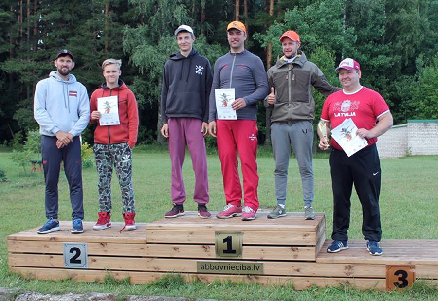 Uz goda pjedestāla visaugstākā, pirmā pakāpiena Renārs Voroškovs (no kreisās), Dainis Upelnieks un Kristaps Herings.
Autors: no sasa.lv