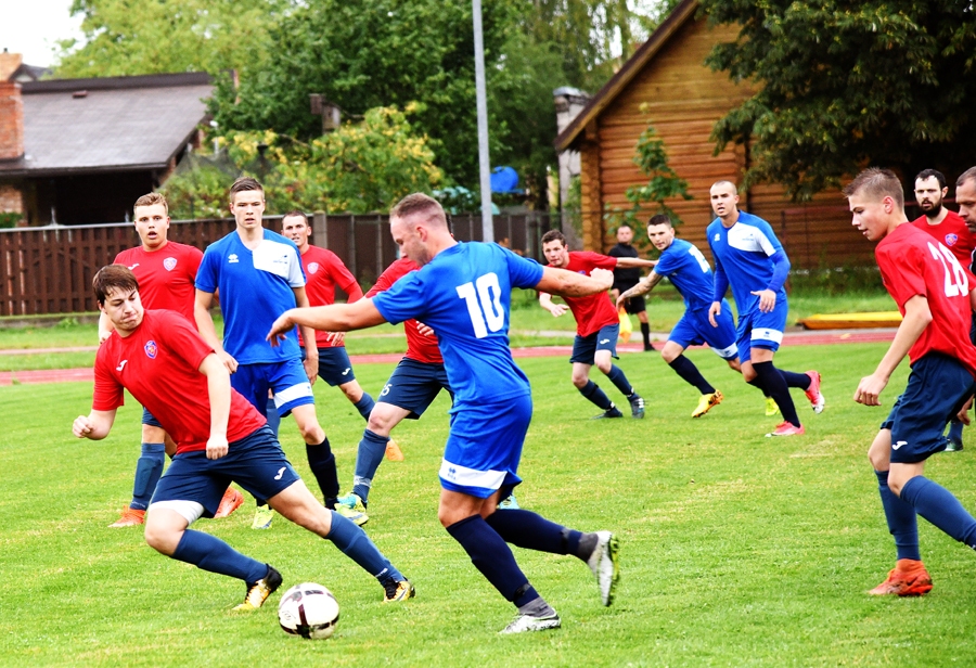 Baušķenieku aizsardzībai (no kreisās) ne vienmēr izdevās apturēt pretinieku uzbrucējus.
Autors: Uldis Varnevičs