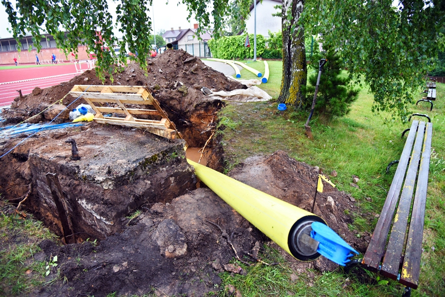 Veicot pazemes urbšanas darbus, bojāts Bauskas stadiona skrejceļš.
Autors: Uldis Varnevičs