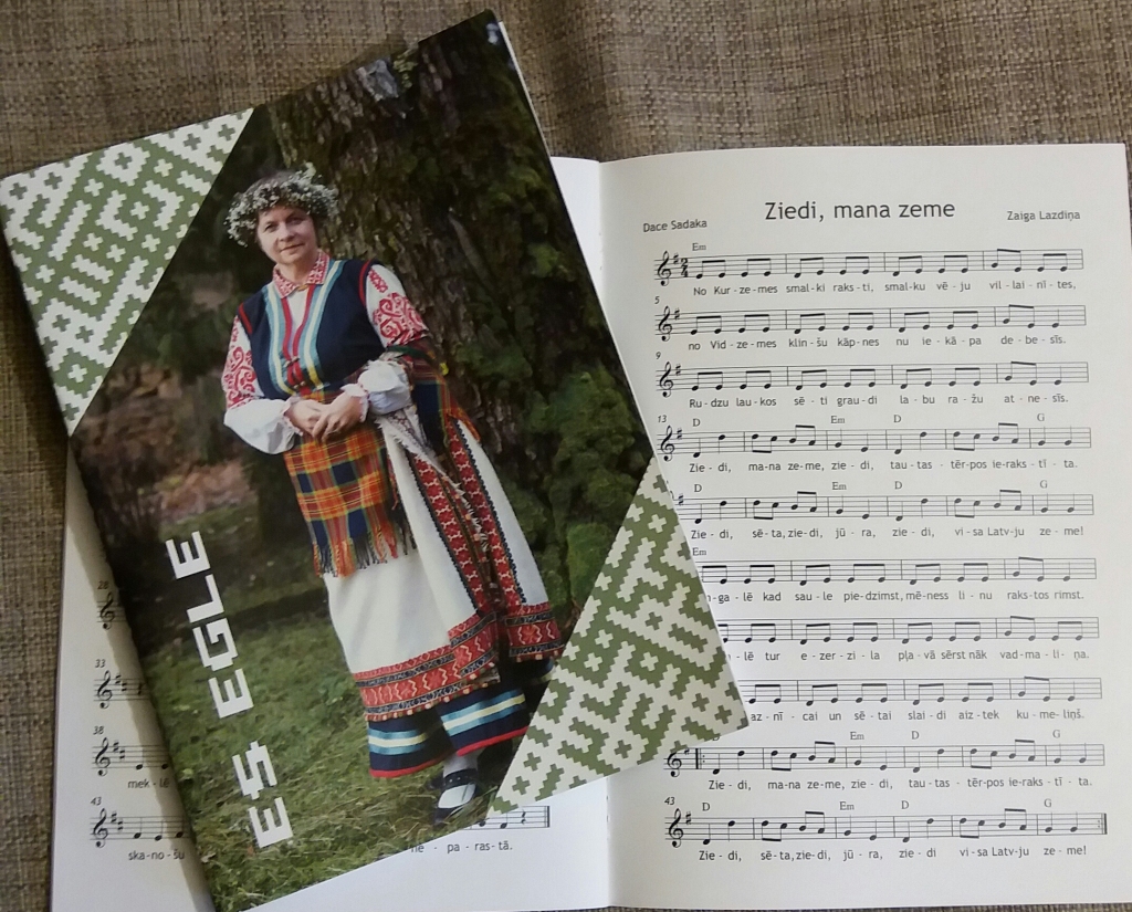 Iecavas luterāņu draudzes ērģelnieces Zaigas Lazdiņas-Radziņas dziesmu nošu izdevums, kas atvērts autorkoncertā «Es egle».
Autors: no personīgā arhīva