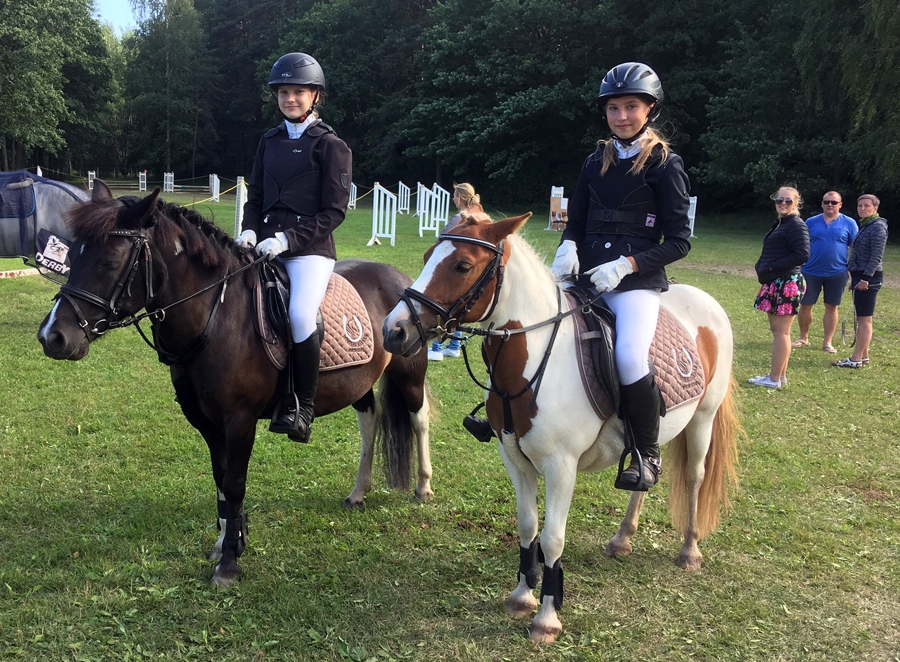 Sportistes Evelīna Ģeidāne ar poniju Jotu (no kreisās) un Alise Niedre ar poniju Kursu izcīnīja pirmās divas vietas maršrutā ar šķēršļiem līdz 65 centimetriem.
Autors: no «Mēmeles jāšanas sporta kluba» albuma