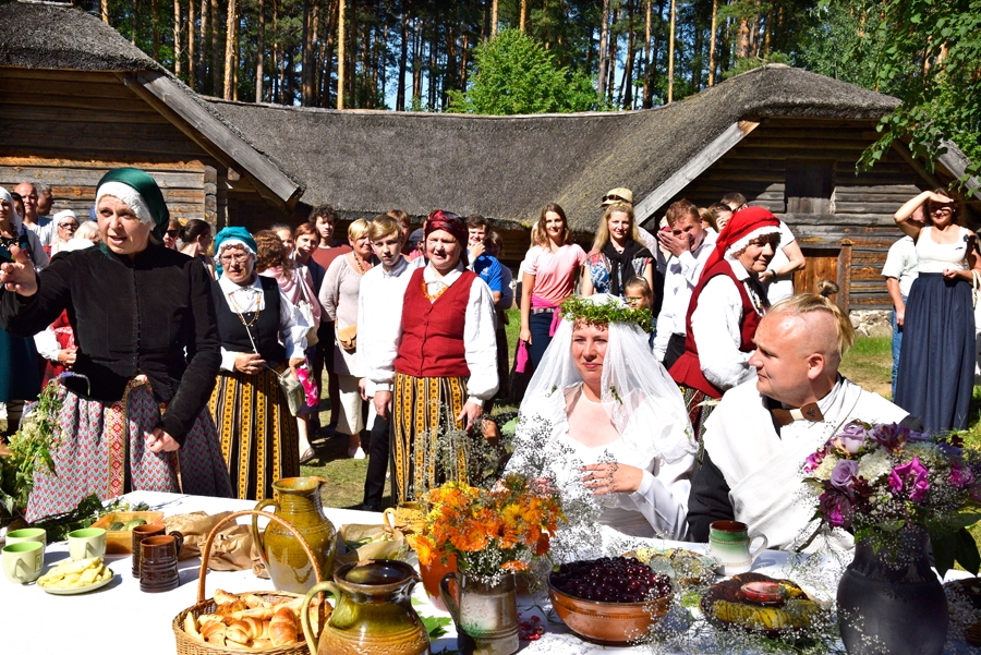 Bārbeles folkloras kopas «Tīrums» vadītāja Irita Vimba (no kreisās) vada precību rituālu Brīvdabas muzejā. Līgavaiņa lomā – bārbelietis Renārs Manuilovs.
Autors: Ivars Bogdanovs