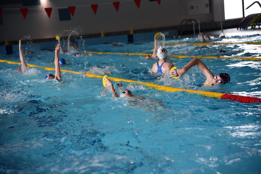 Jelgavas jaunieši pagājušajā nedēļā piepildīja Bauskas baseinu.
Autors: Uldis Varnevičs