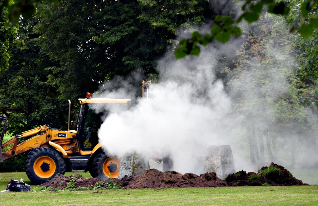 SIA «Vides serviss» darbinieki otrdien, 10. jūlijā, novāca pilskalna parka teritorijā esošos betona blokus.
Autors: Uldis Varnevičs