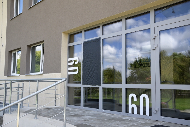 Bauskas Mūzikas un mākslas skolas fasādei izsists loga stikls.
Autors: Ivars Bogdanovs