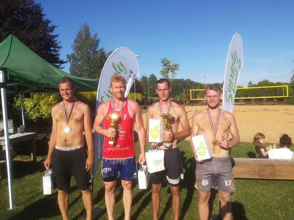 Alvis Spangers (no labās) un Rolands Plēsnieks uzvarēja volejbola sacensībās Vecumniekos.
Autors: no organizatoru albuma