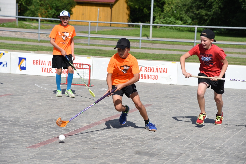 Dažāda vecuma spēlētāji piedalījās sporta centra «Mēmele» kausa izcīņā florbolā.
Autors: Uldis Varnevičs