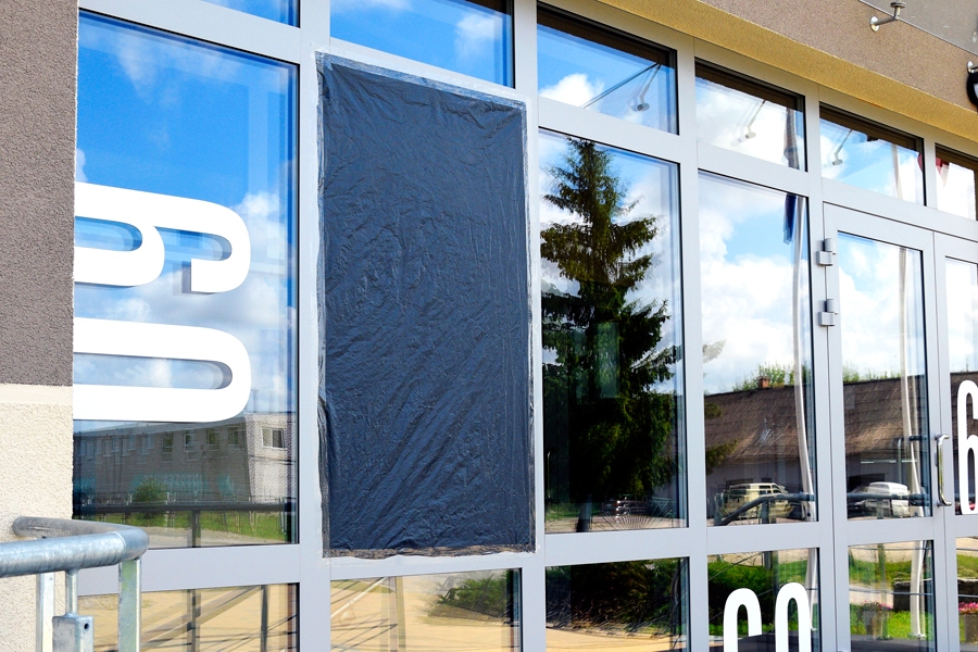 Bauskas mākslas un mūzikas skolas ēkai izsists nesen ielikts logs.
Autors: Ivars Bogdanovs