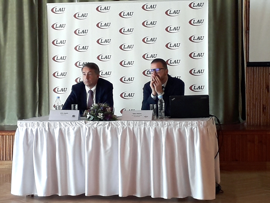 Satiksmes ministrs Uldis Augulis (no kreisās) un valsts akciju sabiedrības «Latvijas Autoceļu uzturētājs» valdes priekšsēdētājs Raitis Nešpors stāsta par paveikto un iecerēto 2018. gadā.
Autors: Vilnis Auzāns