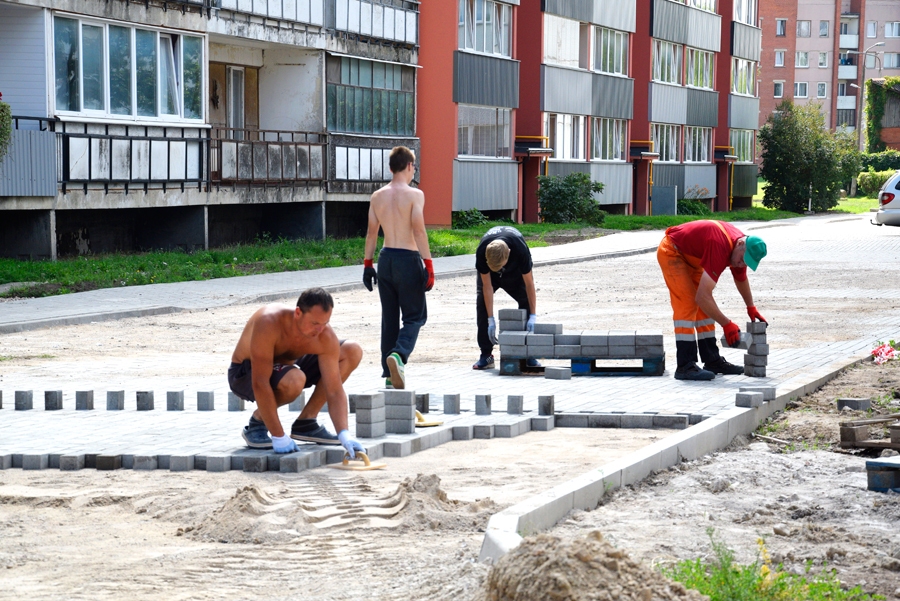 SIA «Viona» nākamnedēļ sola pabeigt Vītolu un Salātu ielas namu iekšpagalmu pārbūvi Bauskā.
Autors: Ivars Bogdanovs