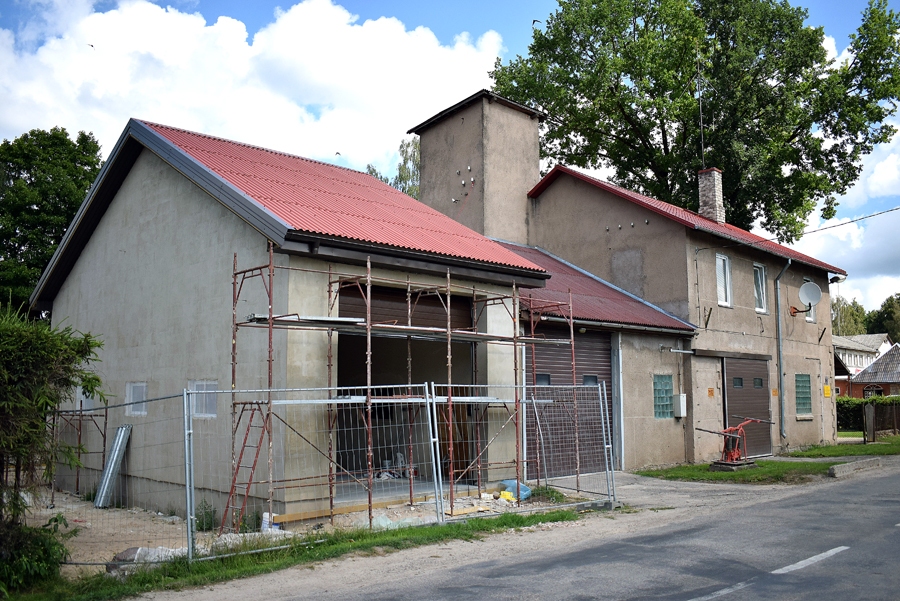 Vecumnieku ugunsdzēsēju depo piebūvei šonedēļ tika ierīkoti metāla sekciju garāžas vārti, piektdien plānots veikt fasādes apstrādes darbus.
Autors: Žanna Zālīte