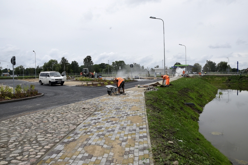 Ziedoņu un Īslīces ielas krustojumā top jauns automašīnu stāvlaukums.
Autors: Ivars Bogdanovs