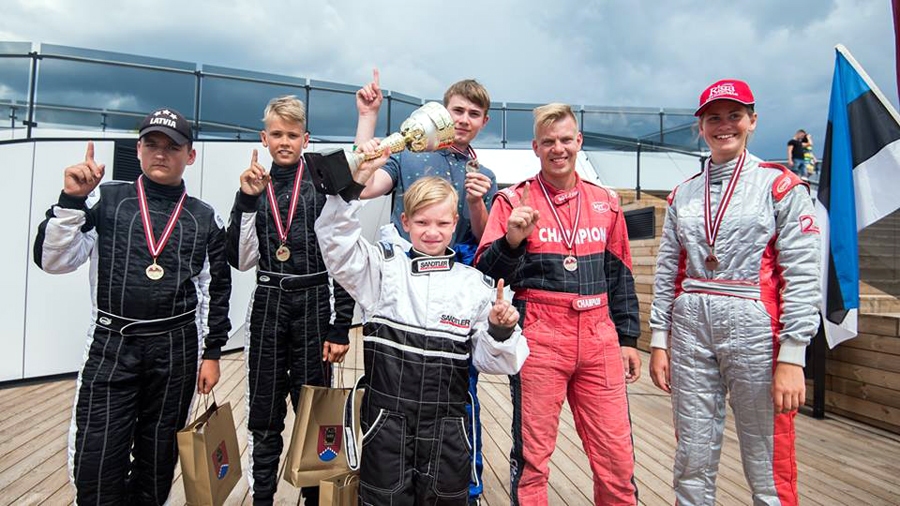 Daļa no Bauskas vienības laivu pilotiem – Toms Bundzinskis (no kreisās), Nils Slakteris, Ralfs Zaharčenoks, Miks Zaharčenoks, Kristaps Paegle un Laura Lakoviča-Lakovica.
Autors: V. Lācis