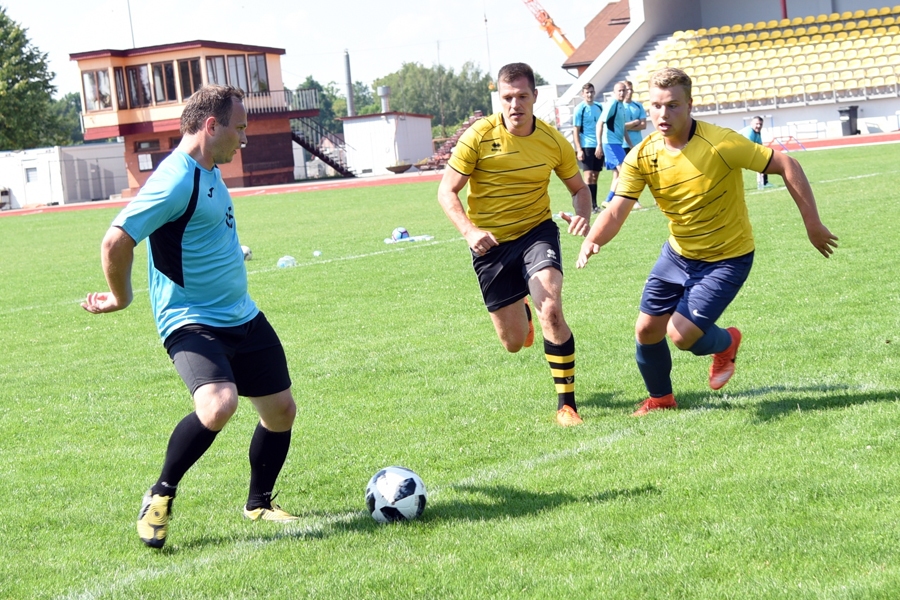 «Uzvaras» futbolisti (no labās) neizšķirti cīnījās ar «Sesavu».
Autors: Uldis Varnevičs