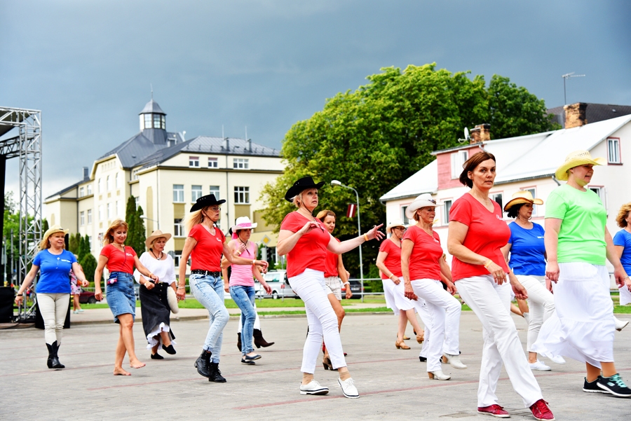 Līnijdejotāji no Liepājas uzstājas bezmaksas koncertā pie Bauskas novada domes administrācijas ēkas.
Autors: Uldis Varnevičs