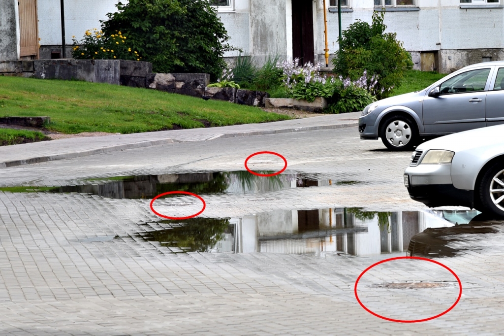 Vītolu un Salātu ielas iekšpagalmu foto. Ar sarkanu krāsu apvilkti lietusūdens kanalizācijas aku vāki.
Autors: Aculiecinieka foto.