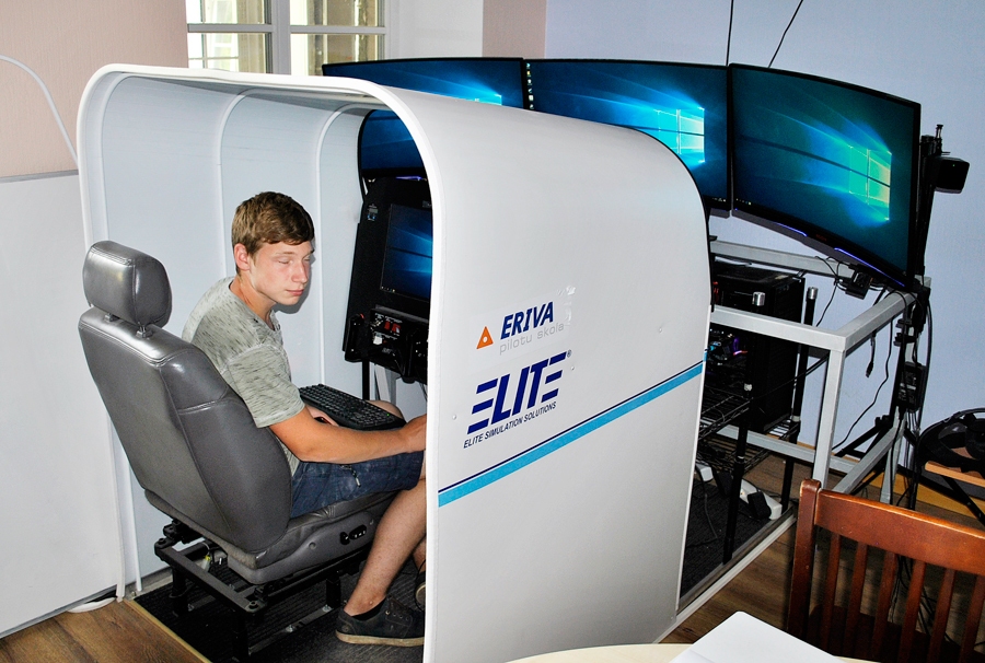 3D aviosimulators. Rīdzinieks Andris ir tik ļoti aizrāvies, ka vasaras brīvlaiku pavada Bārbelē, apgūstot lidaparātu vadīšanas virtuālās iemaņas.
Autors: Māris Krūmiņš