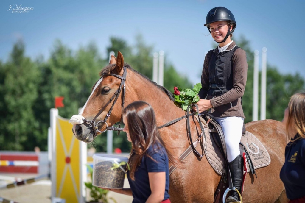 Nikola Marčenkova ar Dancing Grace saņem apbalvojumus.
Autors: No albuma.