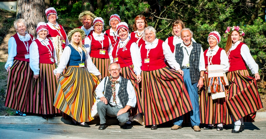 Kopā ar kori «Mēmele» Dziesmu svētkos.
Autors: no albuma