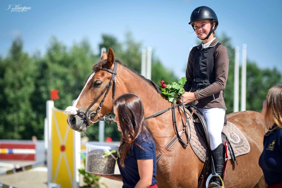 Nikola Marčenkova ar Dancing Grace saņem apbalvojumus.
Autors: no V. Marčenkovas albuma