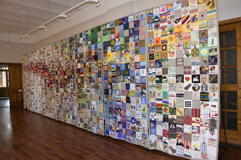 No 18. jūlija līdz 8. augustam Bauskas kultūras centrā skatāms mūsu valsts simtgadei veltīts projekts «Stāstu sega Latvijai». Tā ir simboliska lielformāta sega tekstilmozaīkas tehnikā, kurā atveidotas diasporas latviešu kopienas un viņu daudzveidīgie dzīvesgājumi ārpus Latvijas.
Autors: Ivars Bogdanovs