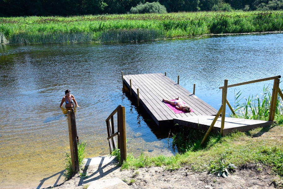 Jaunā laipa ļaus ērti piebraukt ar laivām un noenkurot tās, iepriekš jau te uzstādītas trepītes. Kāpnes iecerēts uzlikt arī uz laipas, lai ērtāk iekļūt ūdenī un izkāpt. Rudenī paredzēts laipu no ūdens izņemt un ziemas sezonā uzglabāt angārā.
Autors: Ivars Bogdanovs