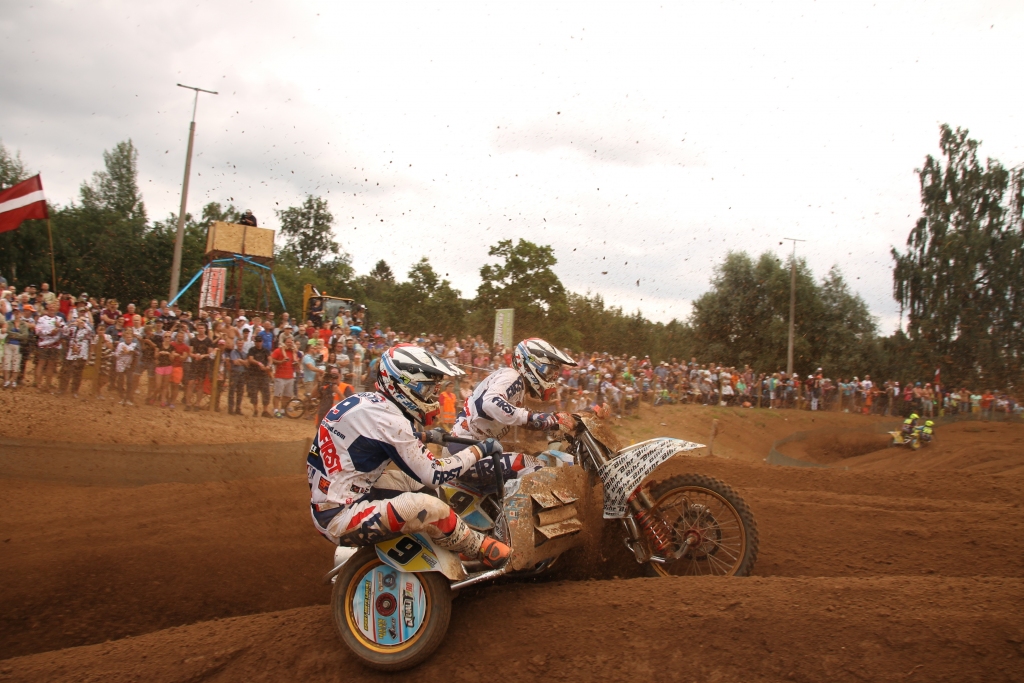 Pagājušajā gadā Elvijs Mucenieks (no kreisās) un Valentīns Žirū Pīlādžu mototrasē cīnījās par uzvaru pasaules čempionātā. Šogad sacensībās ir jauni līderi.
Autors: No arhīva.