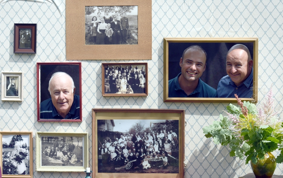 Senču bilžu sienu saieta dienā papildina Upelnieku ģimenes vīri: tēvs Ēriks (no kreisās), dēli Dainis un Mairis.
Autors: no albuma