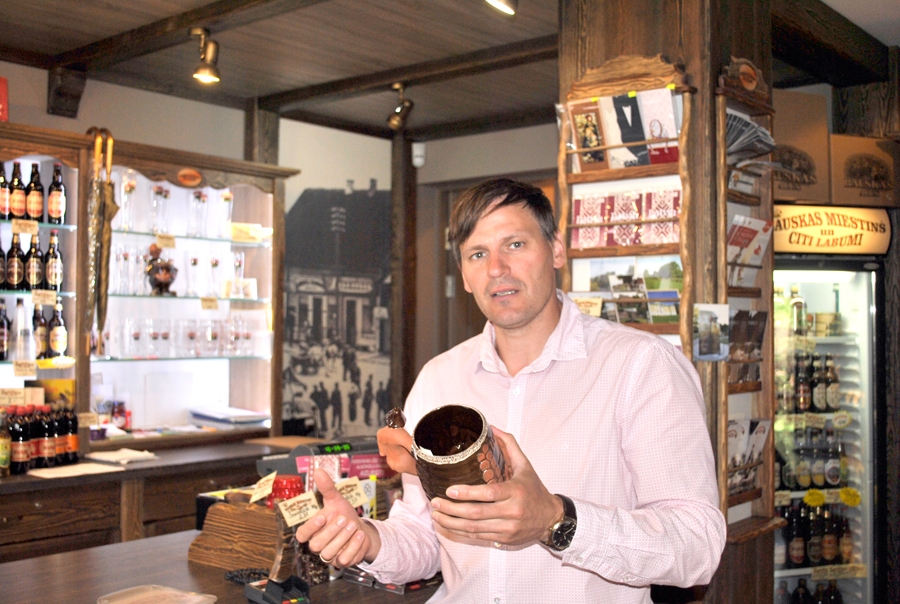 Artūrs Dutka priecīgs par redzēto vietējo produktu veikaliņā Bauskā. Dažas idejas viņš gatavs pārņemt arī savā uzņēmumā Somijā.
Autors: Vilnis Auzāns