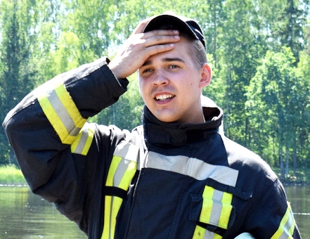 Visvaldis Janelis vada Valsts ugunsdzēsības un glābšanas dienesta Vecumnieku posteni. Viņš piedalās arī meža ugunsgrēka likvidēšanā Talsu novada Valdgalē.
Autors: no «Bauskas Dzīves» arhīva