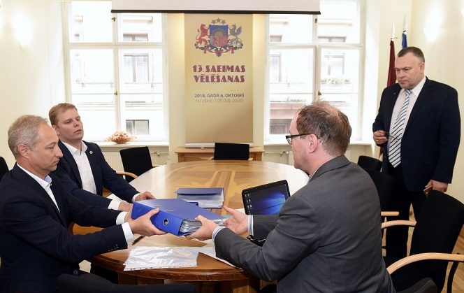 Centrālās vēlēšanu komisijas sekretārs Ritvars Eglājs (no labās) pieņem no Jaunās konservatīvās partijas valdes priekšsēdētāja Jāņa Bordāna un valdes locekļa Krišjāņa Feldmaņa kandidātu sarakstus 13.Saeimas vēlēšanām.
Autors: LETA