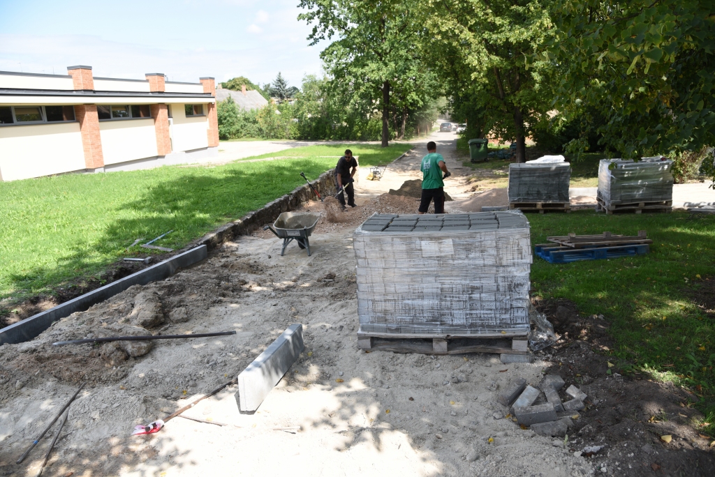 Jauns segums būs gājēju celiņiem Kalēju ielā un pie bijušā kinoteātra.
Autors: Uldis Varnevičs