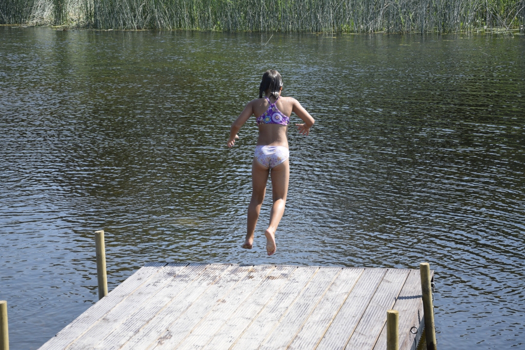 Vislielākais prieks par jauno objektu peldvietā ir mazākajiem apmeklētājiem. Viņi peldošajā konstrukcijā iemanījušies spēlēt pat paslēpes.
Autors: Ivars Bogdanovs