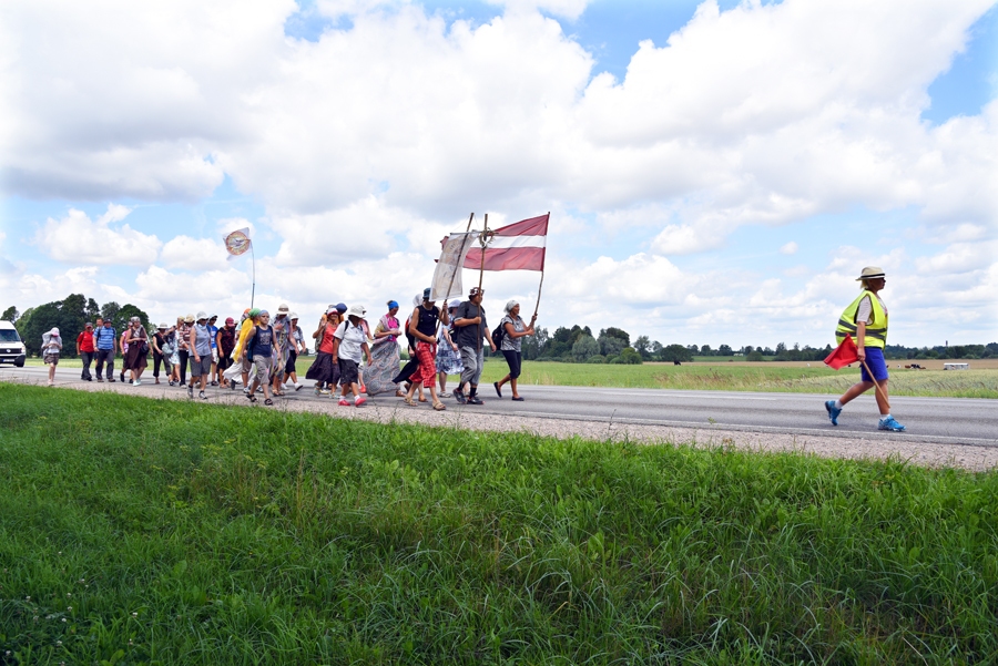 Ceļinieki tuvojas Bauskai. Katrs rīts kristiešu grupai sākas ar Latvijas himnas dziedāšanu.
Autors: Uldis Varnevičs