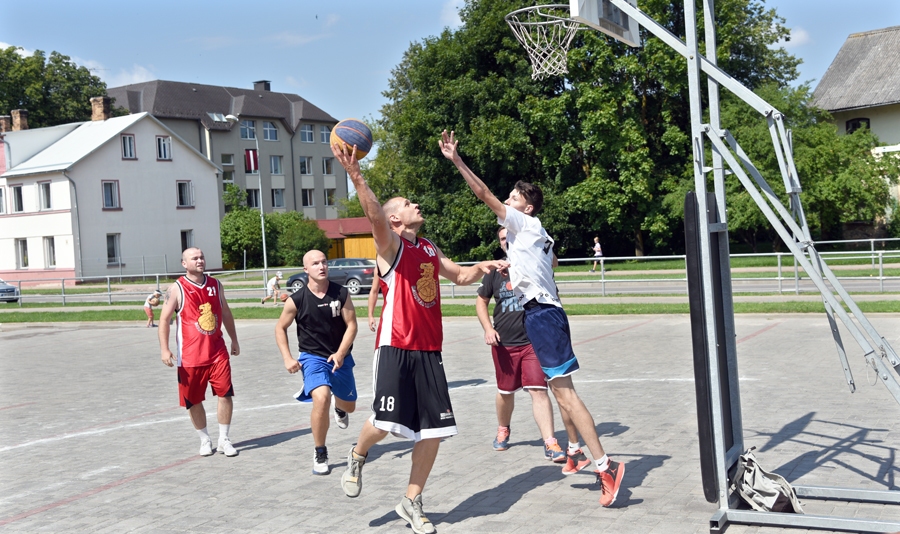 Ivars Zemītis, «Bauskas zelta lauvu» spēlētājs, mēģina gūt punktus.
Autors: Uldis Varnevičs