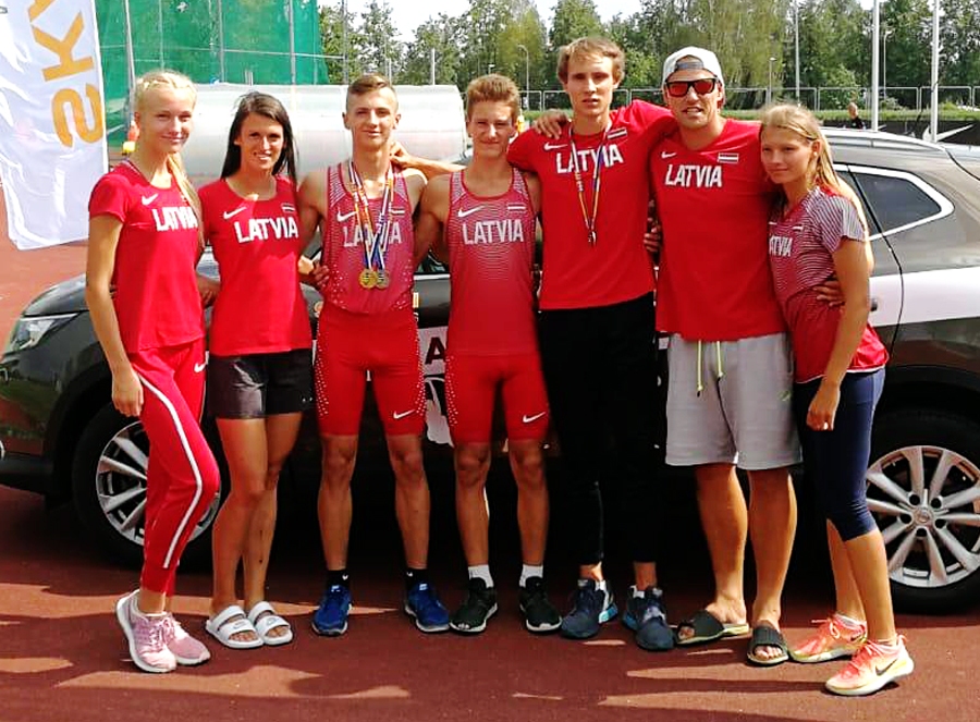 Bauskas bērnu un jaunatnes sporta skolas audzēkņi un treneri –  Gerda Kerija Dreimane (no kreisās), Ilona Dramačonoka, Kristiāns Lauva, Arvis Sūna, Emīls Rūgums, Raivis Maķevics un Amanda Savicka.
Autors: Ilona Dramačonoka