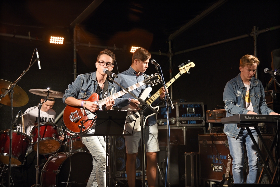 Grupa «Bekars» Kantrimūzikas festivālā – Jānis Biezais (pie bungām), Armands Rutkovskis, Varis Jātnieks un Matīss Kataņenko.
Autors: Uldis Varnevičs