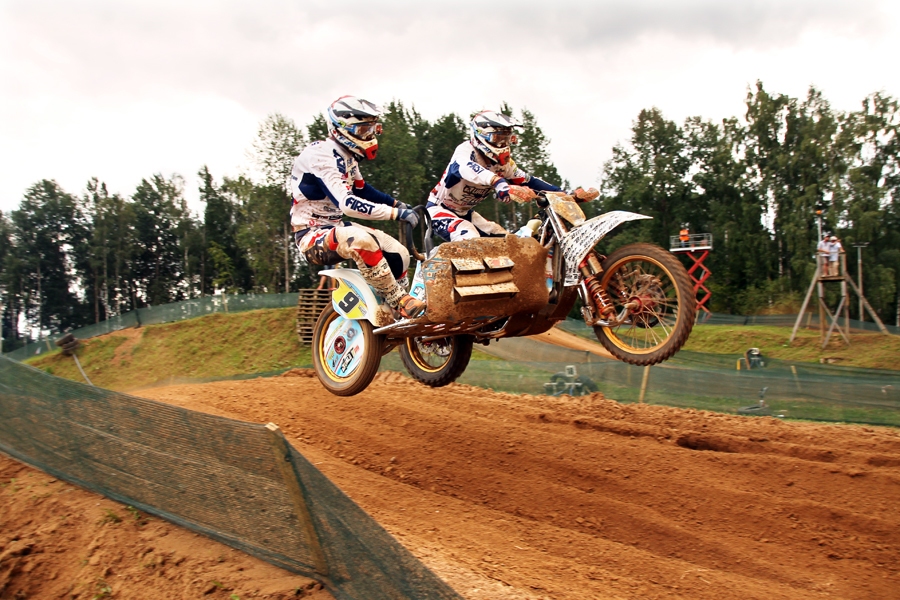 Pagājušajā gadā Elvijs Mucenieks (no kreisās) un Valentīns Žirū Pīlādžu mototrasē cīnījās par uzvaru pasaules čempionātā. Šogad sacensībās ir jauni līderi.
Autors: no «Bauskas Dzīves» arhīva