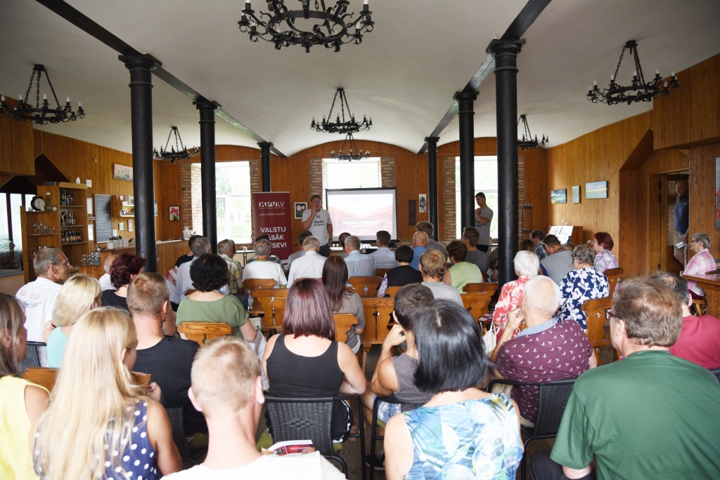 Uz tikšanos ar «KPV.LV» pārstāvjiem ieradās vairāk nekā 60 iedzīvotāju.
Autors: Uldis Varnevičs