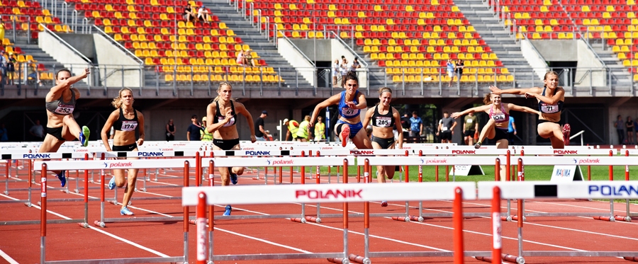 Baušķenieces Amanda Savicka (71. numurs) un Ilona Dramačonoka (67. numurs), kā arī Kristīne Deruma no Valmieras (252. numurs) distances vidū vēl skrēja soli solī.
Autors: Uldis Varnevičs