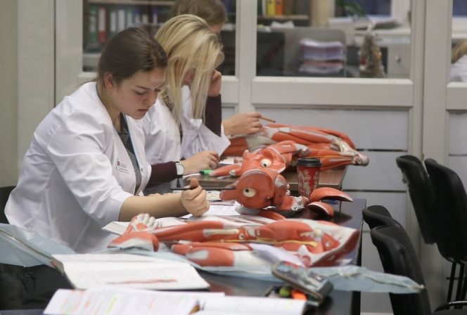 Ilustratīvs attēls. Studenti Anatomikumā.
Autors: la.lv