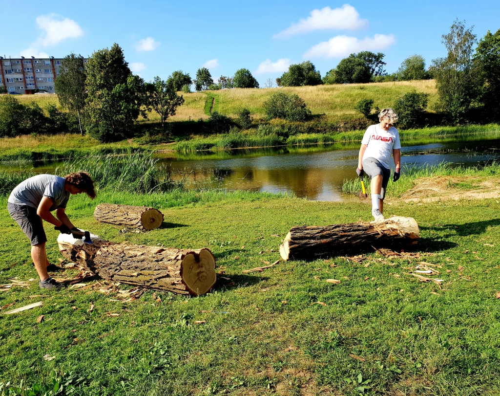 Rūdis Katkevičs (no labās) un Tomass Jensens vasarā iesaistījušies nodarbinātības projektā un vienu mēnesi strādā SIA «Vides serviss». Ar koka darbiem saskārušies vien mājturības stundās skolā, bet papildu pieredze tikai nāks par labu. Baļķus mizo pirmo reizi, par to lietderību puišiem spriest grūti.
Autors: www.bauskasdzive.lv