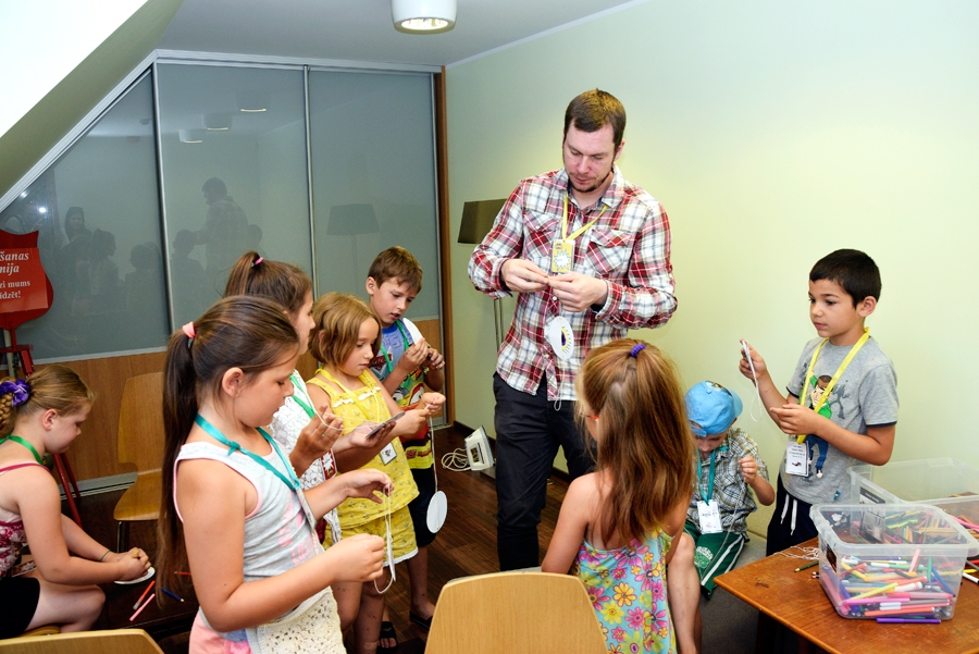 Artūrs Baltacis, Pestīšanas Armijas projektu vadītājs, bērniem vada nodarbību ar eksperimentu.
Autors: Ivars Bogdanovs