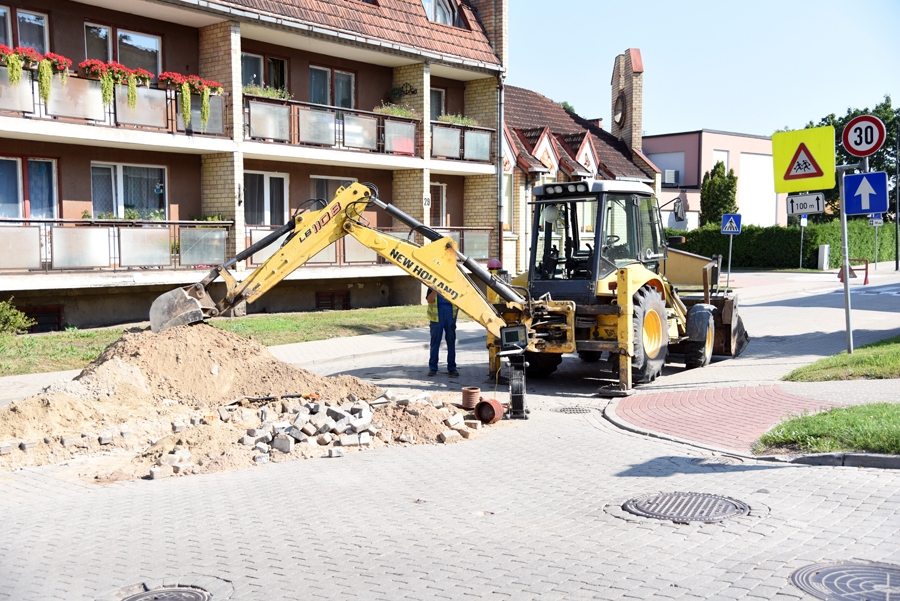 Bauskā, Plūdoņa un Slimnīcas ielas krustojumā, SIA «Bauskas ūdens» sakārto ūdens kanalizācijas tīklus.
Autors: Uldis Varnevičs